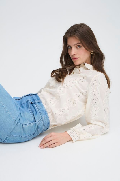 Relaxed cotton shirt by Atelier Rêve in a classic birch shade. Loose fit, long sleeves and easy everyday style. Shop at Dotique.