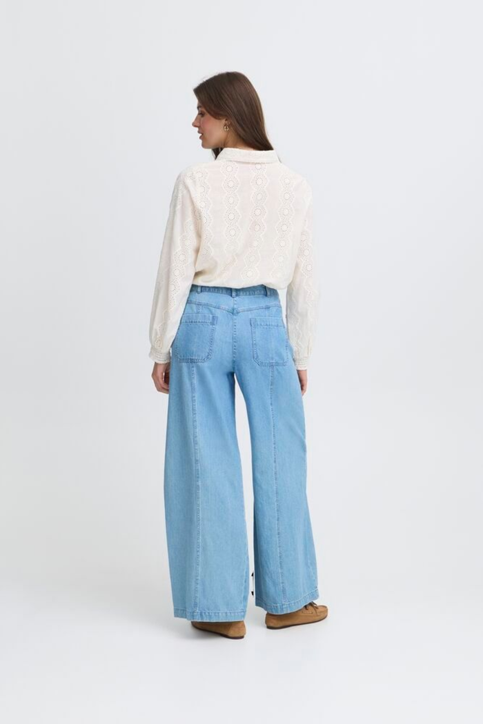 Relaxed cotton shirt by Atelier Rêve in a classic birch shade. Loose fit, long sleeves and easy everyday style. Shop at Dotique.