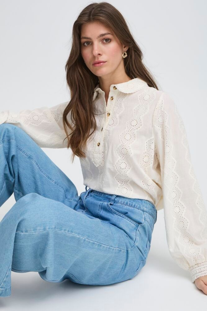Relaxed cotton shirt by Atelier Rêve in a classic birch shade. Loose fit, long sleeves and easy everyday style. Shop at Dotique.