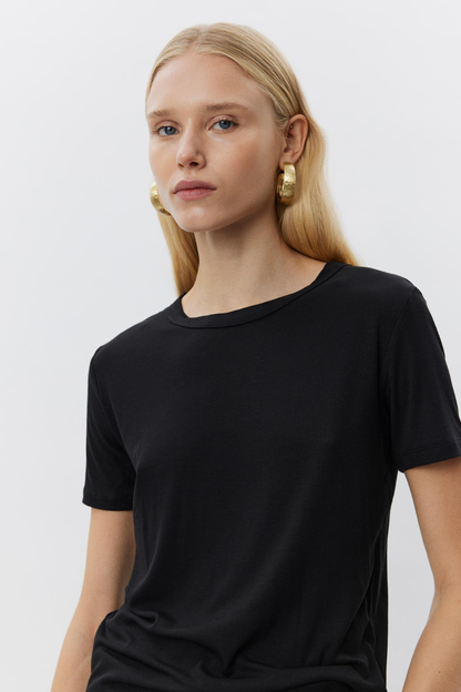 Sofie Schnoor SNOS414 Nataliasw T‑shirt – Black on model, shop the Sofie Schnoor collection at Dotique online store
