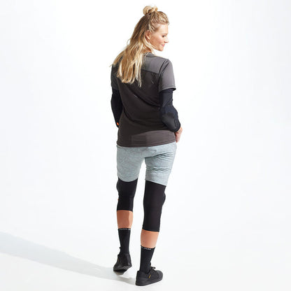 color:BLACK||view:SKU Image Detail||gender:Unisex||seo:Summit Knee Guards